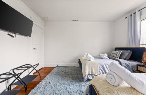 Los Angeles charming big house, king bed, parking, EV - Photo 26