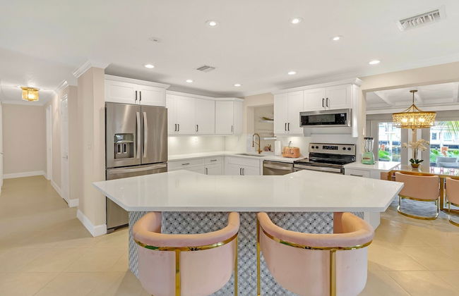 Flirty Flamingo Colorful Waterfront Escape w Pool - Foto 3