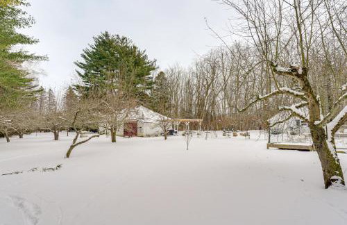 Woodsy & Charming! Applegate Cabin w/ Large Yard - Photo 24