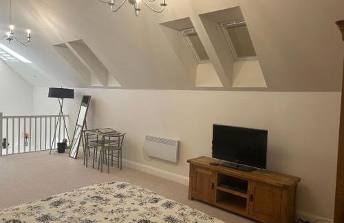 Charming King Bed Ensuite Studio in Peaceful West Challow - Photo 13