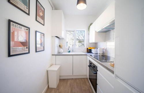 Larkhall Retreat- Village Centre, Parking, 4K TVs, 10mins To City Centre - Photo 5