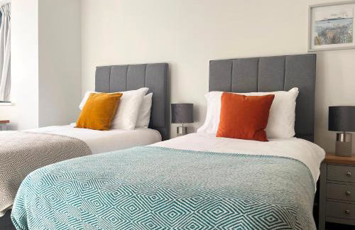 Beautiful 3 Bed Townhouse with Parking, close to Sea Front - Photo 18