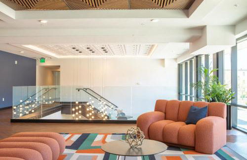 Modern East Side 1BR Apt with Balcony, Pool, and Gym - Foto 32