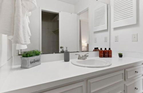 Large Fenced Yard near Midtown- Shamrock Stay - Foto 53