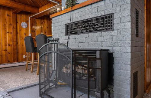 3BR Fife Lake Getaway with Fire Pit & Hot Tub - Foto 5