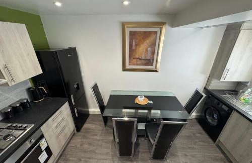 Modern 3- Bed Holiday Home - Private Parking Sleeps 10- 2 Min M62 - Foto 12