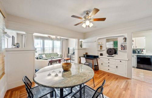 Refined and Roomy 1BD House with Laundry - Foto 10