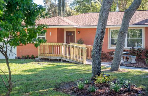 Wood Circle House - Dog Friendly with Fenced in Backyard - Foto 69