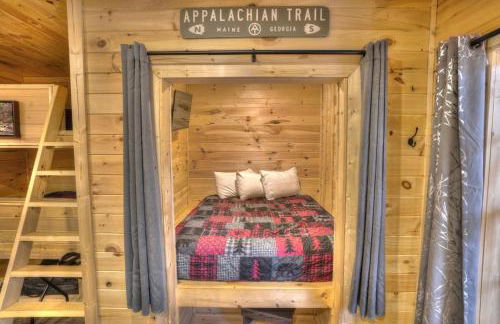 Luxury Cabin Sleeps 8 with creekside fire pit near Helen GA - Foto 30
