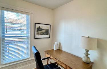 Artsy 4 Bedroom Home, Steps from Dining & Shops - Foto 21