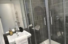 Elegant Modern 2-Bed Apartment steps from Belfast City Centre - Foto 25