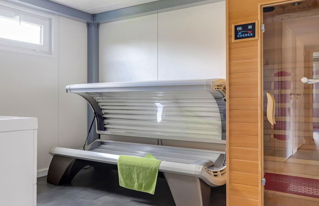 Lakeside Luxury; Sauna & Hot Tub - Photo 3