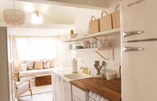 The Tiny House 2KingBds Quaint Retreat OR Campus - Foto 16