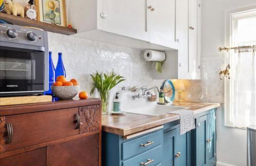 Bright & Cozy 2BR | Near Downtown, MSU & Hospitals - Foto 1