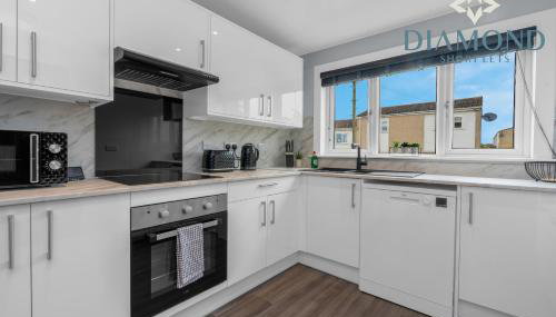 Brand New 4 Bedroom House - Sleeps 4 Fully Equipped, Free Parking, WiFi, Perfect for CONTRACTORS by Diamond Short Lets - Foto 2