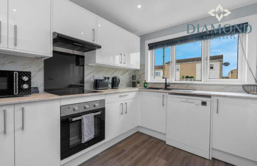 Brand New 4 Bedroom House - Sleeps 4 Fully Equipped, Free Parking, WiFi, Perfect for CONTRACTORS by Diamond Short Lets - Photo 2