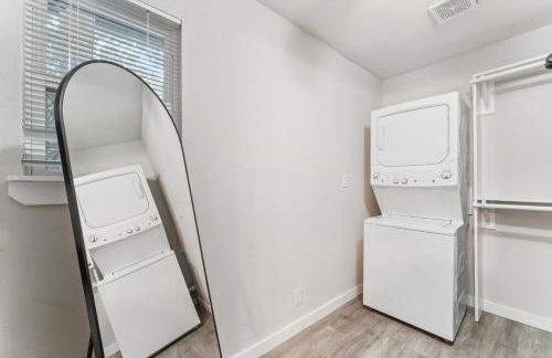 Prime West Downtown Studio and 1BR Suites w Free Parking, Washer, and Dryer - Foto 10