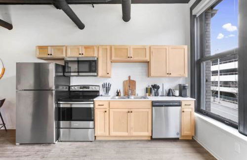 Spacious Modern Loft with Downtown Views and WiFi - Foto 11