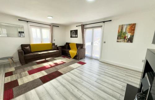 Spacious 3-Bed Home with Garden, Private Parking, Smart Tv's, Fast Wi-Fi - Foto 13