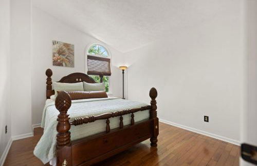 5 Minutes from Hospitals and UK! - Photo 17