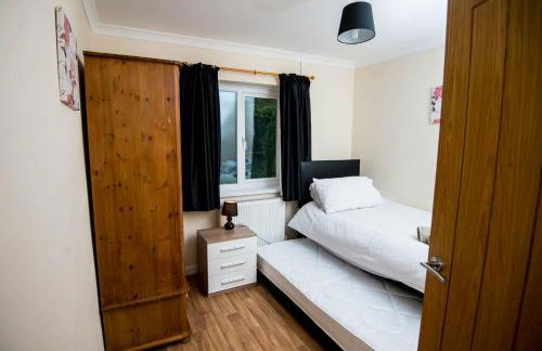 Round Park - A large dog friendly one level holiday cottage for groups and families - Photo 16