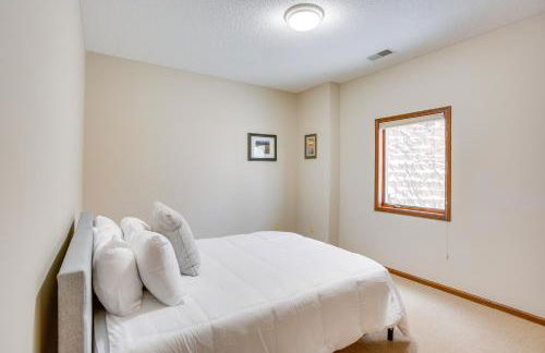 Spacious Lakefront Home with Spectacular Views! - Foto 15