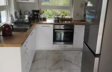 Dom nad jeziorem z prywatnym pomostem i linią brzegową - Foto 2