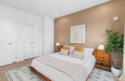 Penthouse Condo on River with Garage and Patio, Walk Downtown - Foto 23