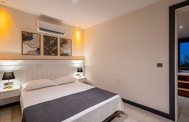 Eluxio Suite Hotel - Photo 12