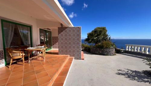Private Oceanfront Cottage with 180 degree Sea View, 100 m Terrace - Foto 2, Garden, Garden view