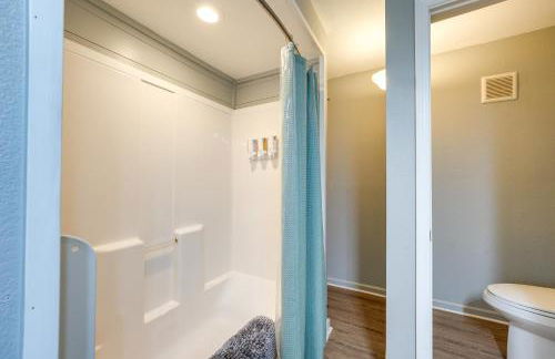 Lake Views and Community Perks Cape Fair Apartment! - Foto 17