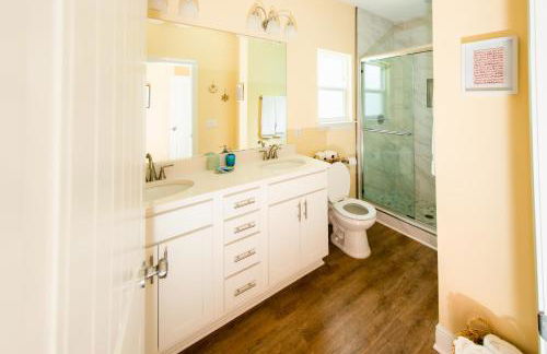 Walk Downtown, Private Parking, Short Drive to Beach & NAS - Foto 25