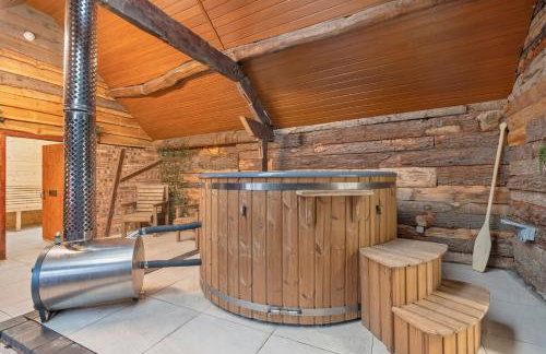 #111 New Farm with hot tub and Sauna - Sleeps 18 - Near Elmore Park - " Perfect for Contractors and Families - Parking space for 10 cars" - Foto 1