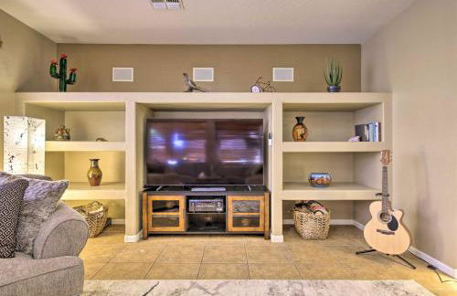 Family Gem in Phoenix with Saltwater Pool and Theater - Foto 16