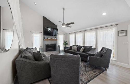 Oceanfront home with pool, large decks, fire pit and private walkover to the beach - Foto 5