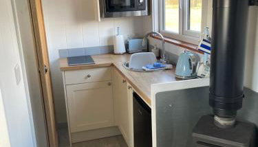 Cybi, Modern Shepherds Hut with Games Room Access - Foto 5, stove