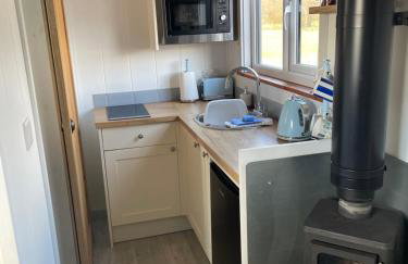 Cybi, Modern Shepherds Hut with Games Room Access - Foto 5