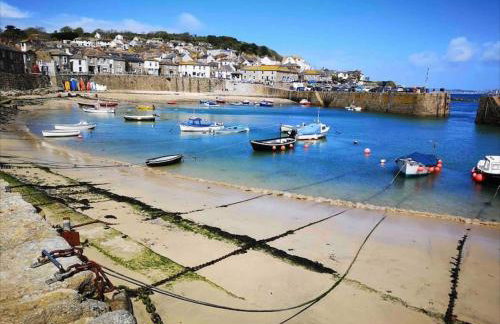 Spacious home with panoramic sea view, free parking EV & large garden - Photo 45