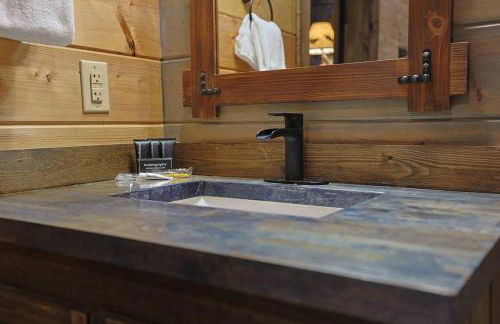 Rustic Modern Cabin with Hot Tub near rafting and Great Smokey Mountains - Foto 33