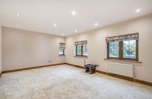 Kingswood 6 Bed Mansion, Tennis Court and Cinema - Foto 24