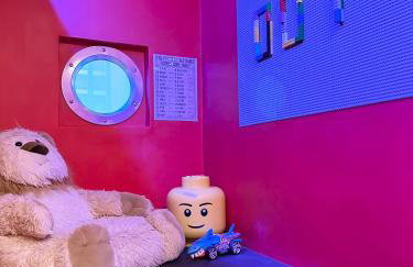 The Secret Agent Apartment - Brought to you by Coastline Retreats - Brand New - 2 mins walk to Beach - Childrens play den - Pool Table - Time Crisis Arcade Machine - Foto 11