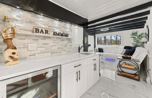 NEW Modern Barrel Getaway HOT TUB & Game Room - Foto 34