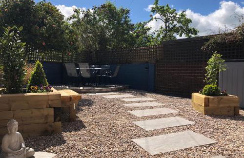 Stunning Period Townhouse with Garden, Walking Distance to Town - Photo 4