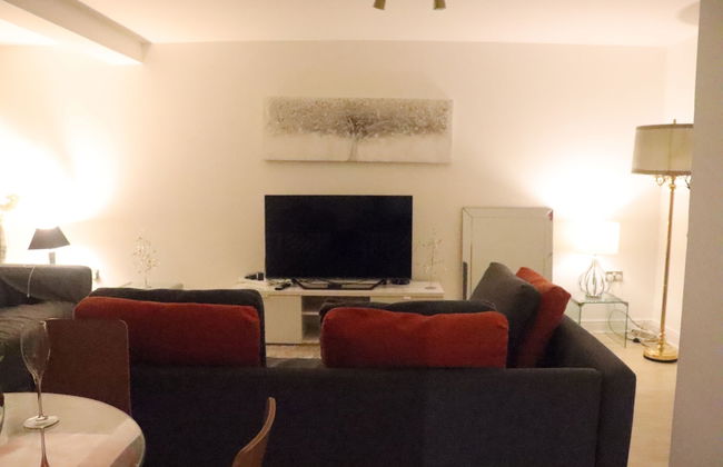 Skyline Haven Modern 2BR w/ Free Parking & 4kTV - Photo 31