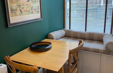 Ridley's Place modern one-bedroom seaside apartment - Photo 8