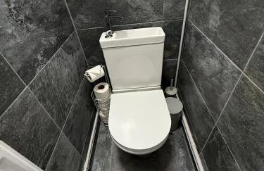 3 Bedroom Apartment with Balcony in London, Free Parking - Photo 9