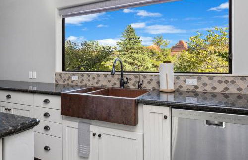 Sedona Uptown Gem!Large yard w grass and shade trees! Views!! NEW! BARREL SAUNA!!! Close to trails, walk to Uptown Sedona, restaurants and shopping - Foto 74