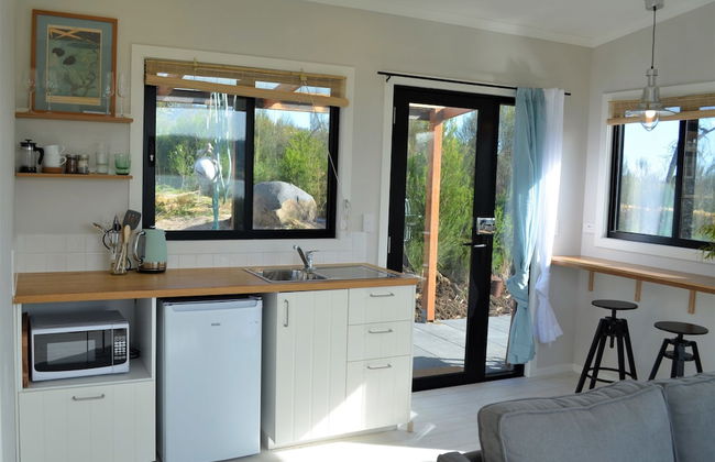 Flotsam Studio Accommodation - Photo 16