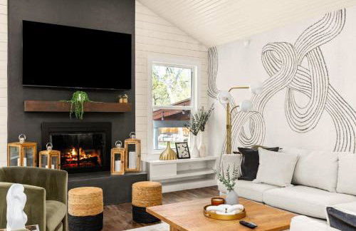 Lux 5BR gem with Heated Pool, SPA, and Outdoor Movie Theater - Foto 5