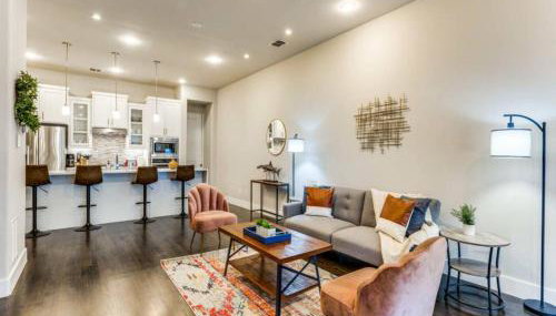 Cozy 3BR Luxury Townhome Near Uptown Skyline WFH Friendly - Foto 4